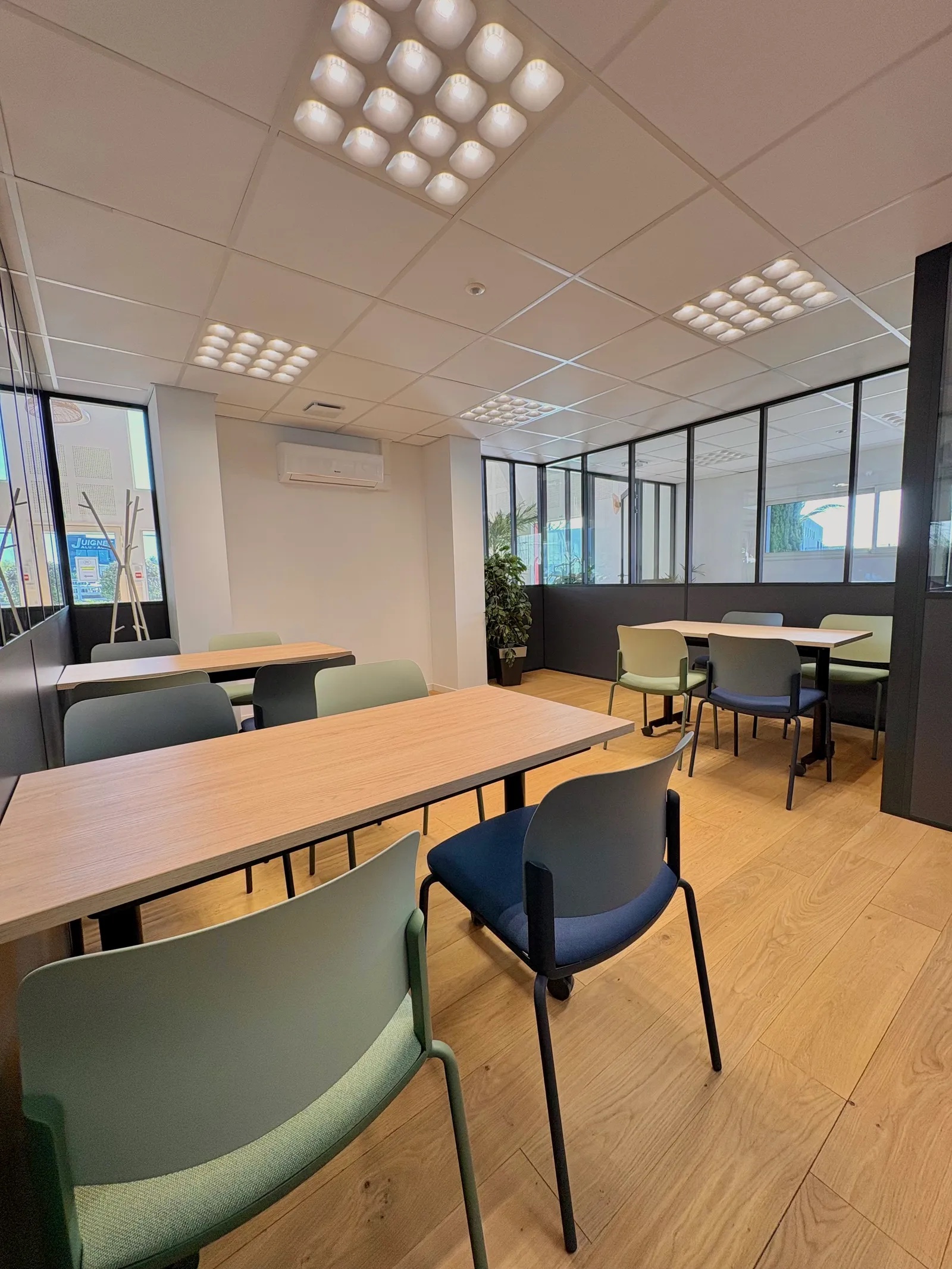 Espace professionnel baigné de lumière naturelle
